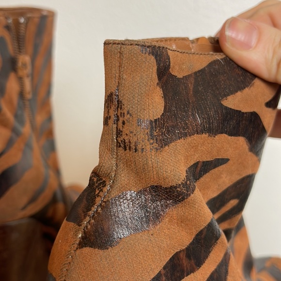 BAKERS Tiger stripe wedge ankle booties. Hidden platform. Size 9. - Picture 9 of 9